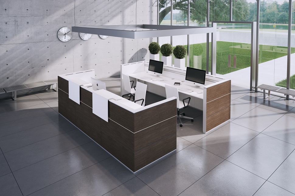 Eindrucksvoller Empfangsbereich mit viel natürlichem Licht mit OKA FisrtLine Theken (Fronten in Eiche mokka Dekor, Deckplatten in Perlweiß) und OKA Jump Tischen (Tischplatten in Perlweiß, Gestell in Alusilber glatt)