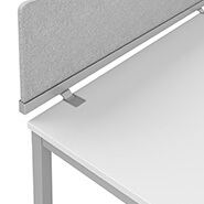 OKA Simply Schreibtische mit Screenanbringung hinter Tisch