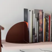 OKA Play Detail: Buchstütze – Varainte A