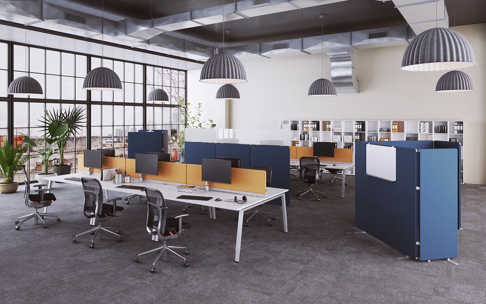 Offenes Großraumbüro mit OKA Linear Bench (Trion A-Wange) inkl. OKA DeskTOP, OKA SpaceLine Trennwänden, OKA BaseLine Regal, neutralen Wandfarben, dunkler Decke und akustisch wirksamen Leuchten