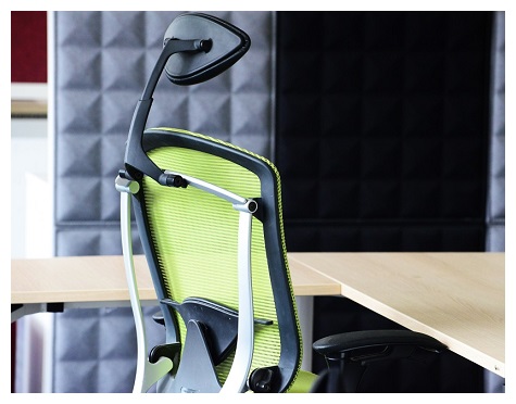 Offener Arbeits- und Pausenbereich zur Förderung der Interaktion mit OKA FlipOn Tischen, OKA Connect MeetingPoint und Sitzmöglichkeiten zum Entspannen