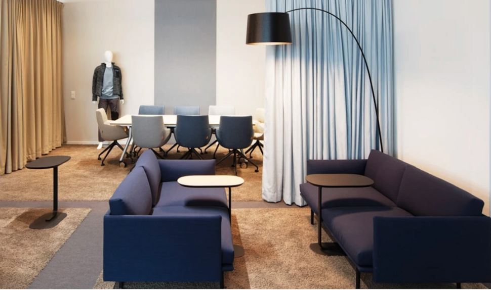 Aus Alt mach Neu: Helle Blautöne und Naturfarben dominieren im neugestalteten Büro von Kübler Workwear. © Volker Banaditsch