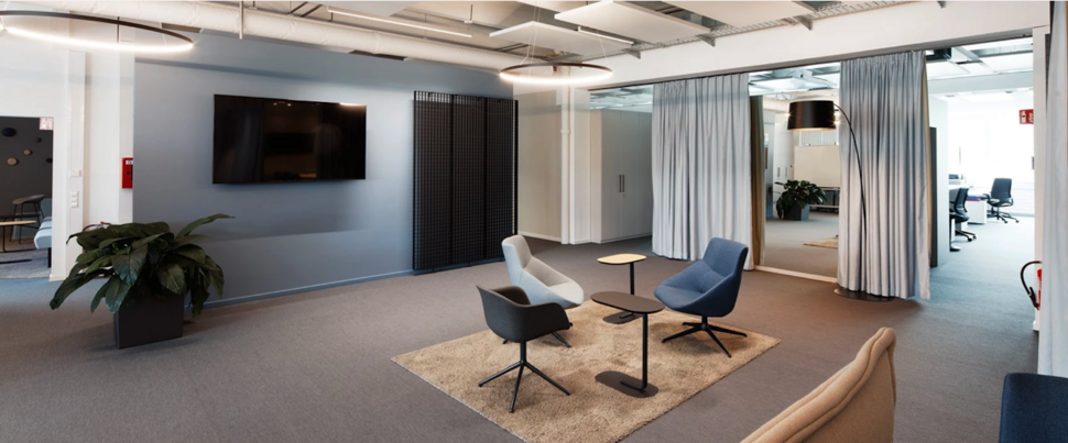 Aus der alten Lagerhalle wurde ein gemütliches Büro mit Wohlfühl-Atmosphäre. © Volker Banaditsch