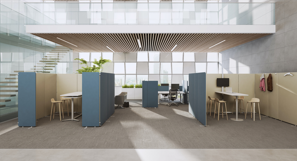 Viel Glas, viel glatte Wand: Mobile Trennwände schaffen den nötigen Schallschutz, Privatsphäre und optische Ruhe.