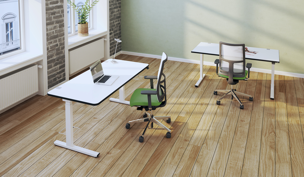 Höhenverstellbare Tische wie der OKA EasyUp Schreibtisch lassen sich schnell auf wechselnde Nutzer einstellen – ideal für Desk Sharing Modelle.