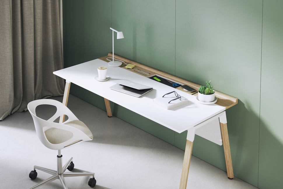 Kleine Ablageschalen für Stifte, Kabel, die unter dem Tisch verschwinden: Der OKA HomeLine Schreibtisch hilft auch im Homeoffice beim Ordnung halten.