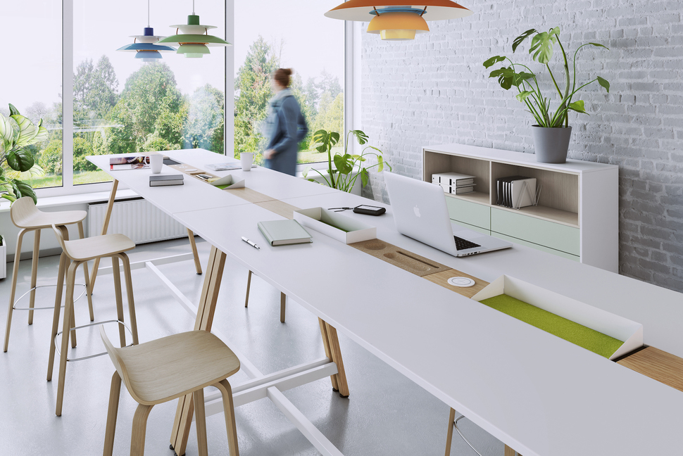 Herumkullernde Stifte und Steckdosenmangel adé: Bei den Tischen von OKA HomeLine wurde an Ablage und Anschlüsse gedacht.