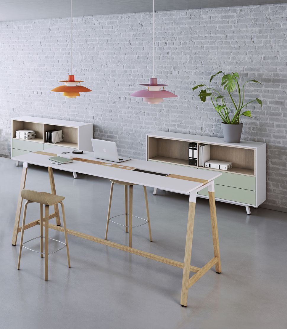 Produktmanagerleiter Heiko Echterdiek liebt Holz – in den Möbeln der OKA HomeLine Serie wird bewusst auf einen Materialmix aus Echtholz, Kork, Metall und Melaminoberflächen gesetzt.