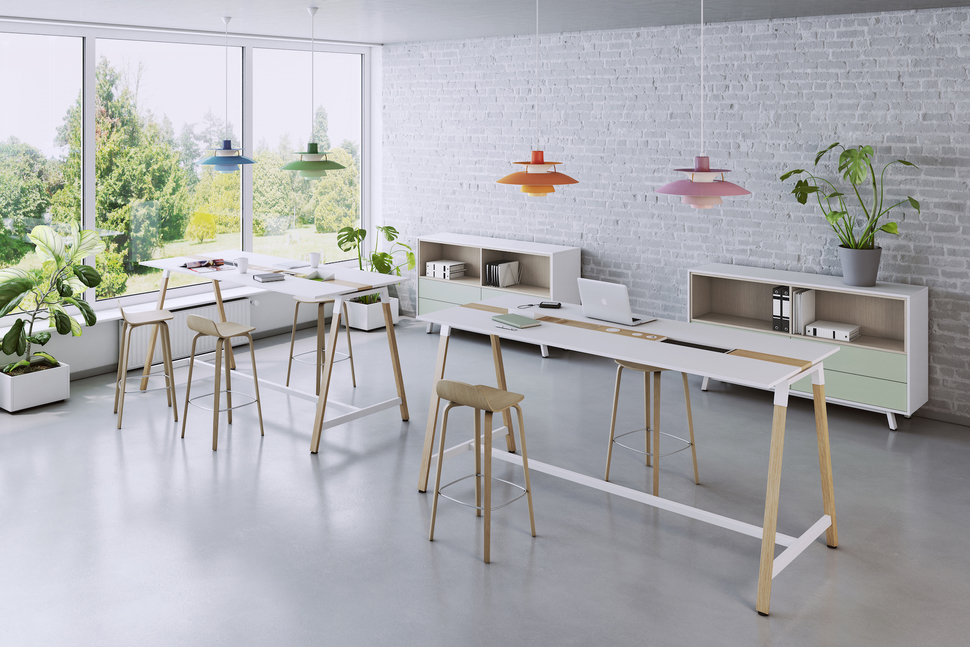 Mit dem idealen Lichtmix aus Tageslicht und künstlicher Beleuchtung arbeitet es sich am besten, während Möbel von OKA HomeLine dabei ein Hygge-Gefühl verströmen.