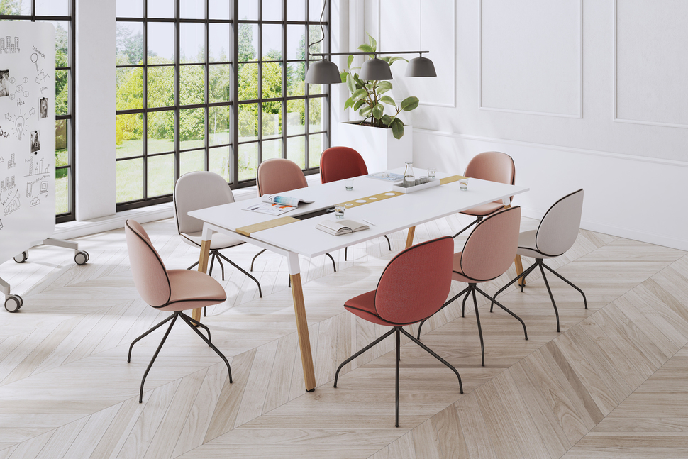 Besprechungstisch mit Anschluss in der Mitte: Beim OKA Tisch aus der Serie HomeLine lassen sich die Kabel bei Bedarf unter der Tischplatte entlangführen.