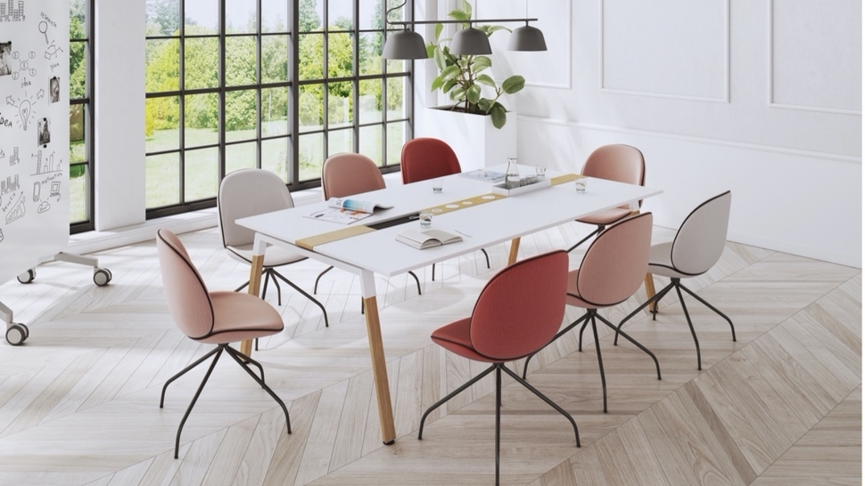 Bild: OKA HomeLine Stühle und Tisch