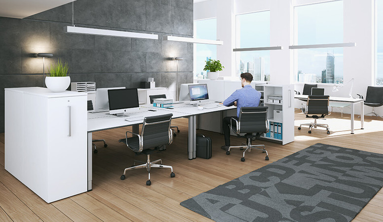 OKA Simply Schreibtisch in 4-fach Blockstellung für Teamarbeitsplätze mit FrontauszugContainer und Abschirmung zum integrierten Meetingpoint