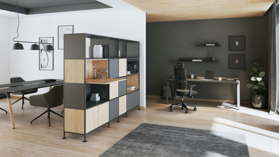 Bild: Regal FrameWork als Raumtrenner mit dunkelgrauen Fronten und Fronten in hellem Holz