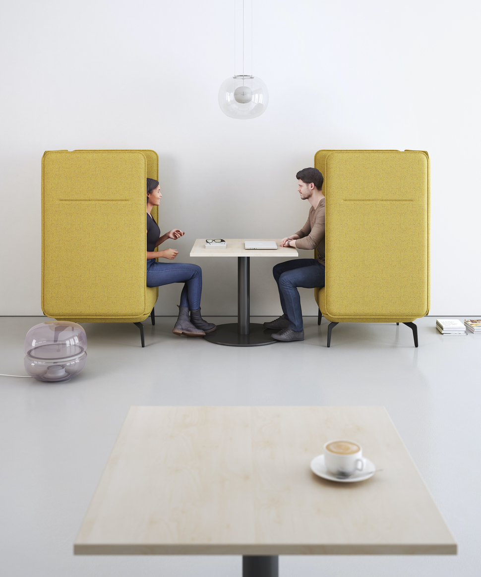 Meeting meets Couch: OKA Lounge Sofas mit extrahohen Seiten und Rückenlehnen bieten einen perfekten Rückzugsort.