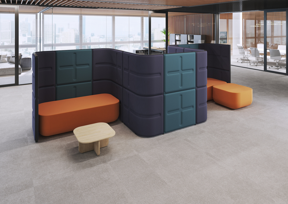 Chic und funktional: Ruhezone, bestehend aus OKA Pods, perfekt kombiniert mit Sofas der Serie OKA Plus