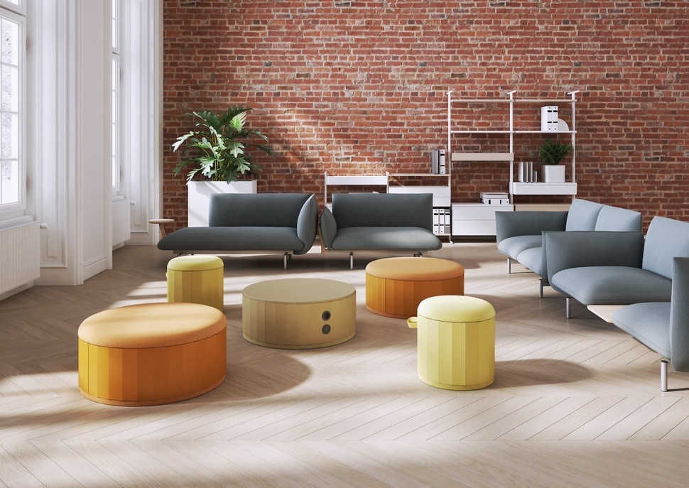 Die Hocker OKA Circle lockern durch ihre runde Form die Büroeinrichtung auf und setzen farbliche Akzente – wie hier in den Farben eines Sonnenuntergangs.