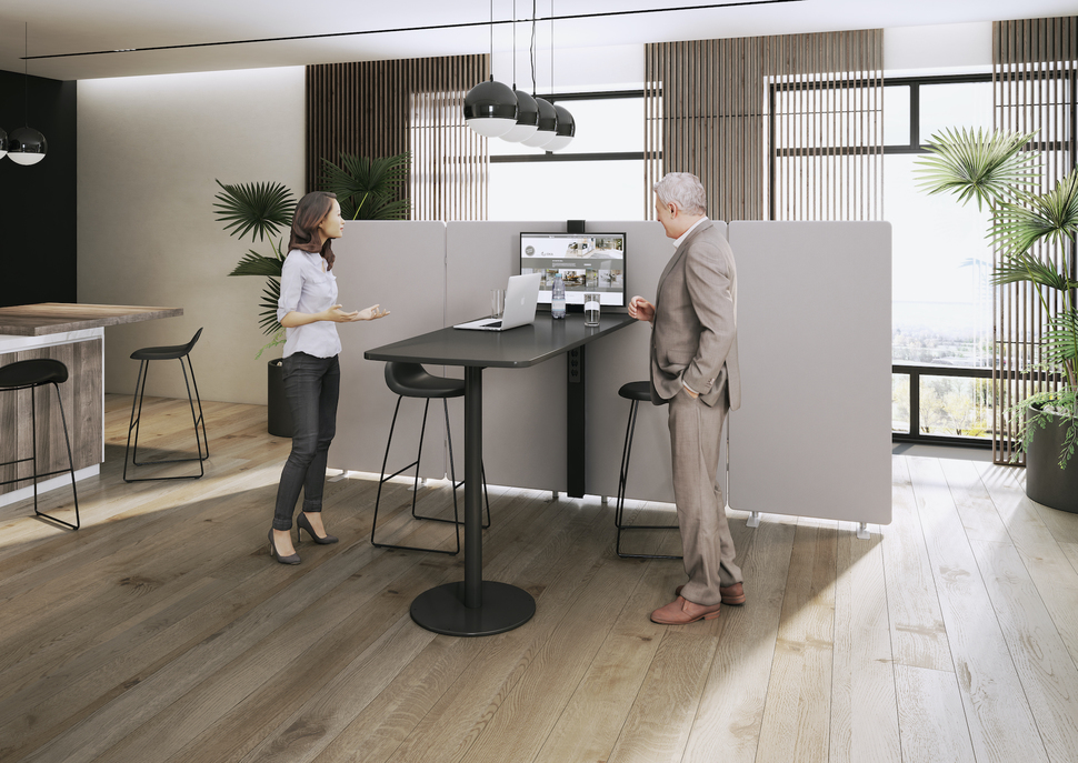 Dank spezieller kabelführender Halterungen der OKA SpaceLine Plus Reihe lassen sich Monitore für Präsentationen und Videocalls perfekt an die SpaceLine Trennwand anbringen.