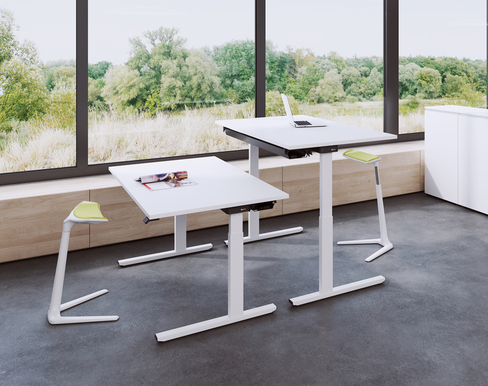 Der Name ist Programm: Der Schreibtisch EasyUp lässt sich ganz leicht nach oben und unten fahren.