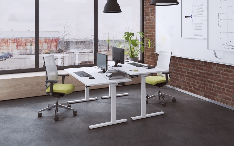 Natürliche Materialien überzeugen mit angenehmer Haptik. OKA achtet bei seinen Möbeln, z. B. dem höhenverstellbaren Schreibtisch OKA EasyUp, auf die Herkunft der Hölzer. Auf Tropenholz wird bewusst verzichtet.