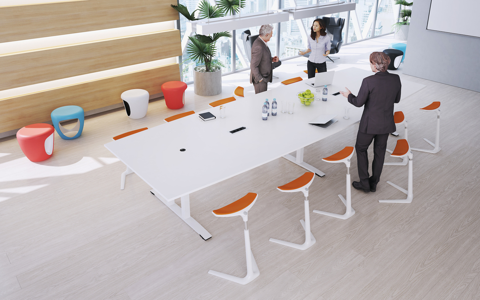 Stehen oder sitzen? Mit den entsprechend anpassbaren Möbeln der OKA Meeting Reihe ist beides möglich.