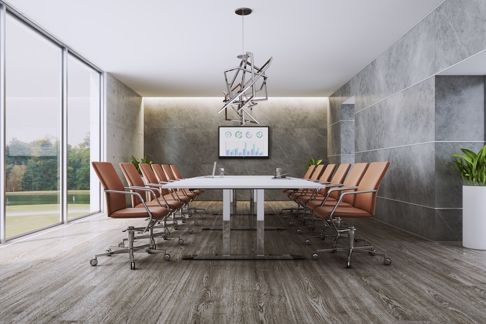 Unbedingt einplanen: Wände in einem Meetingraum sind häufig Präsentationsflächen – entsprechende Anschlüsse für Monitore etc. sollten von Anfang an bedacht werden.