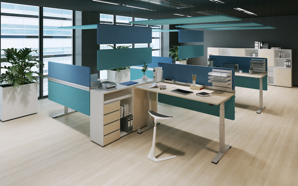 Kühle Farben in Blautönen bringen Klarheit und Ruhe ins Büro – und die OKA SpaceAbsorber Panels sorgen gleichzeitig für Schallschutz und Privatsphäre.