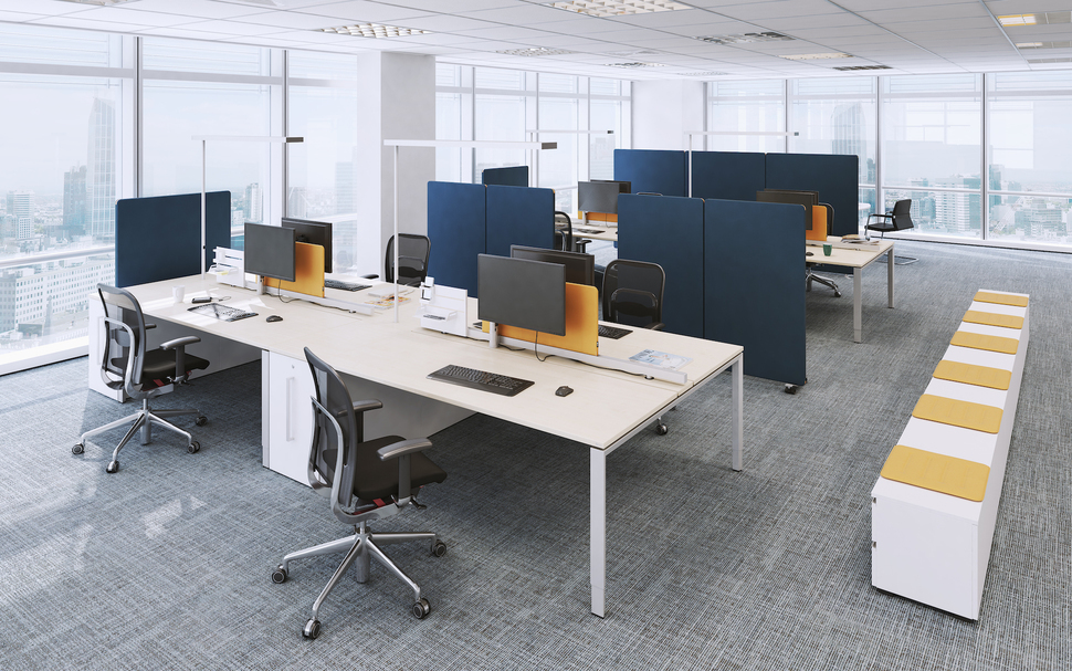 Trennwände wie die von OKA SpaceLine können so geschickt platziert werden, dass sie Sichtschutz zwischen einzelnen Bereichen bieten, aber gleichzeitig den Blick nach draußen freilassen.