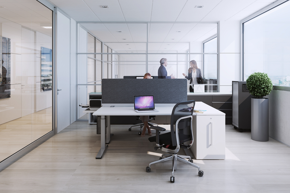 Große Fenster, Schreibtische im rechten Winkel zu ihnen platziert: So klappt es mit der idealen Beleuchtung im Büro.