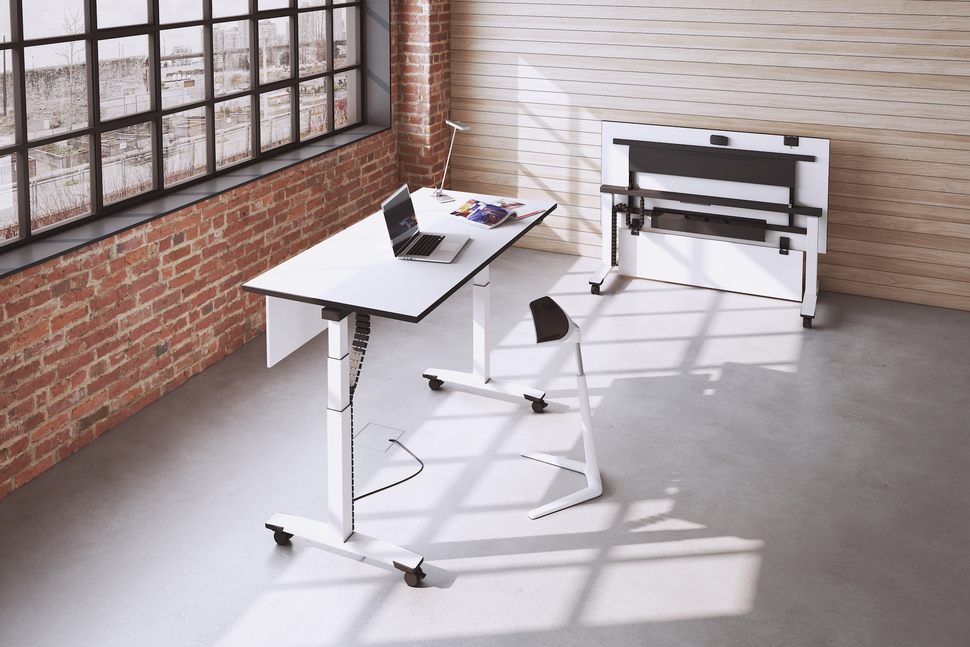 Schnell hin- und bis auf Stehhöhe eingestellt: Tische der OKA JumpFlex-Reihe.