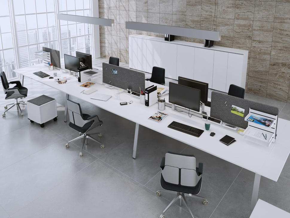 Elemente der Linie OKA DeskTop sorgen für die Abgrenzung zwischen mehreren Schreibtischen.