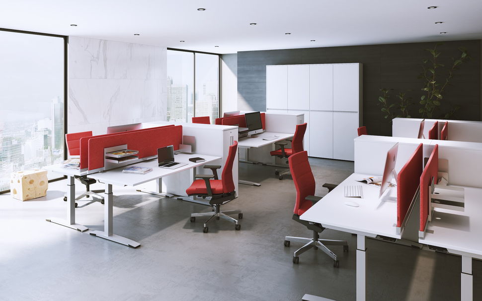 Farbtupfer und Sichtschutz in einem: Elemente der OKA DeskTop-Linie sorgen für angenehme Privatsphäre am Schreibtisch.