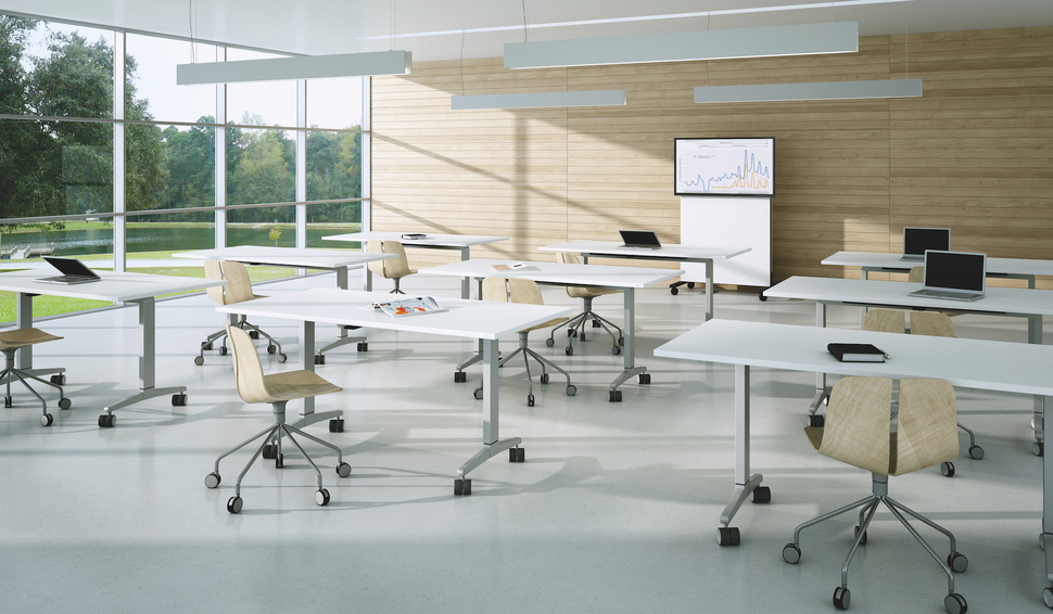 Schnell aufgebaut, schnell verstaut: OKA FlipOn Tische verwandeln einen Raum im Nu in einen Schulungsraum.