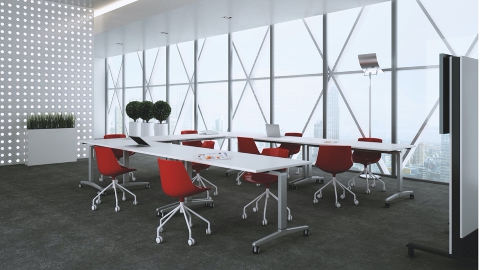 Bild: OKA FlipOn Tisch Konferenzraum