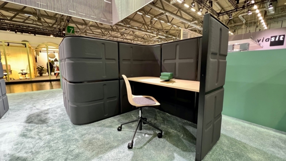 Flexibilität ist das große Schlagwort in Sachen künftiger Büroplanung – Tischen aus der OKA EasyUp Reihe tragen dem durch schnelle Verstellbarkeit Rechnung.