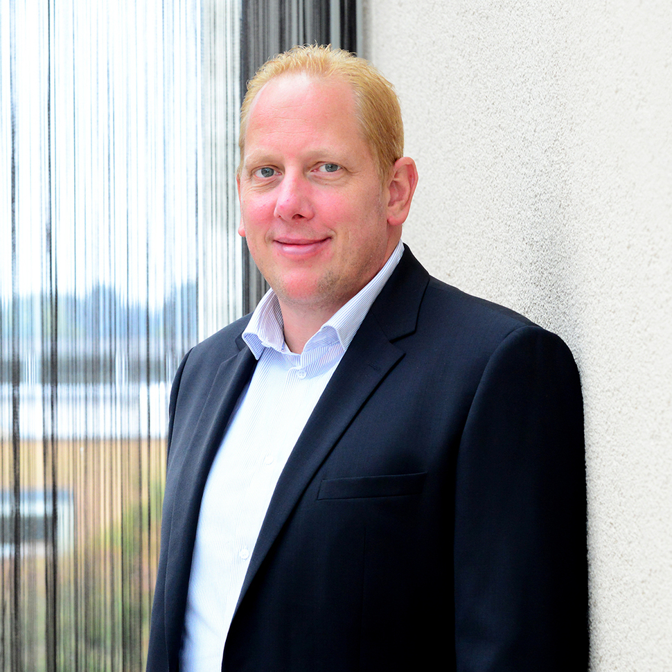 Ralf Ullmann betreut als Gebietsverkaufsleiter einen Teil Baden-Württembergs sowie die Schweiz und fungiert als Ansprechpartner für alle Abteilungen des OKA-Fachhandels sowie für Architekten und Endkunden. Bei OKA Büromöbel ist Ralf Ullmann bereits s