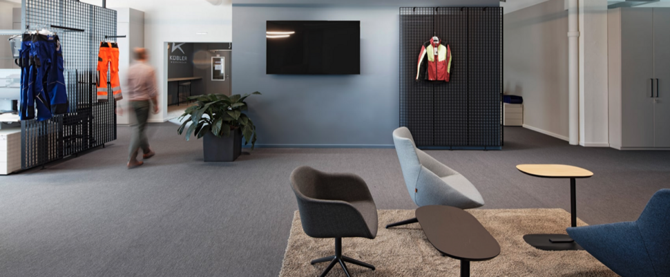 Displayelemente im Stil der alten Regalsysteme dienen heute als Raumtrenner und Präsentationsmöglichkeiten. © Volker Banaditsch