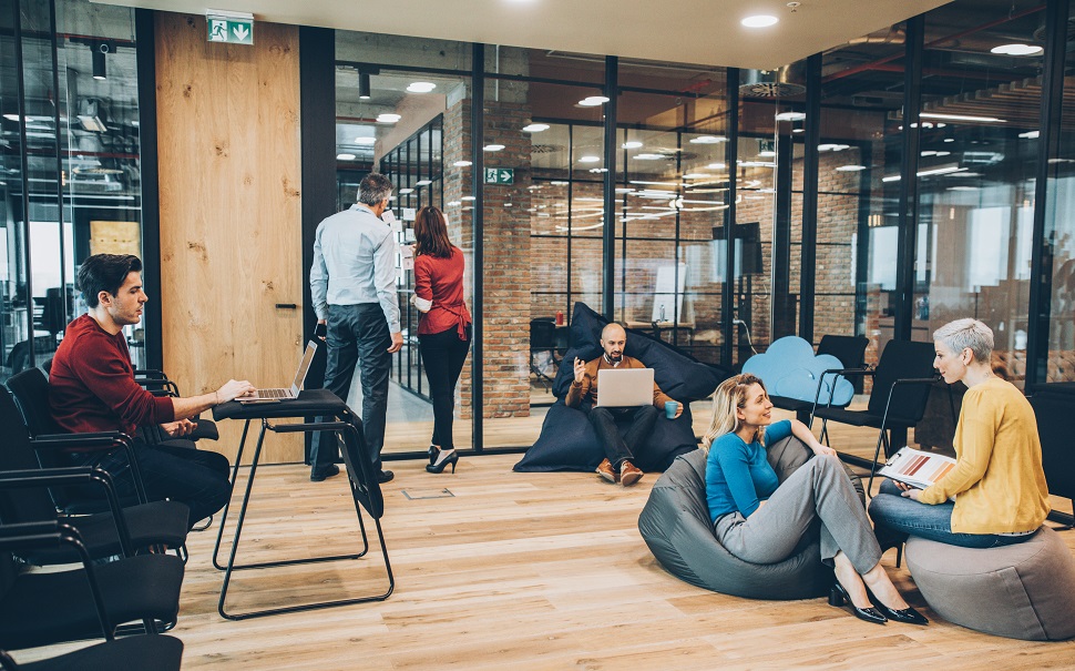 Flexibel einsetzbarer Büroraum mit Sitzmöglichkeiten zum Arbeiten und Entspannen