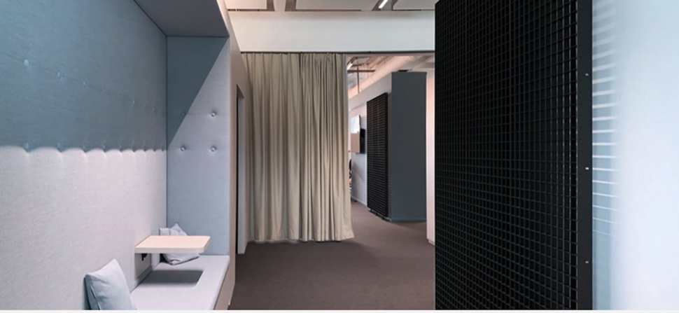 Zahlreiche Besprechungsnischen bieten Privatsphäre und können optisch und akustisch von der offenen Bürofläche abgetrennt werden. © KurzVertikal