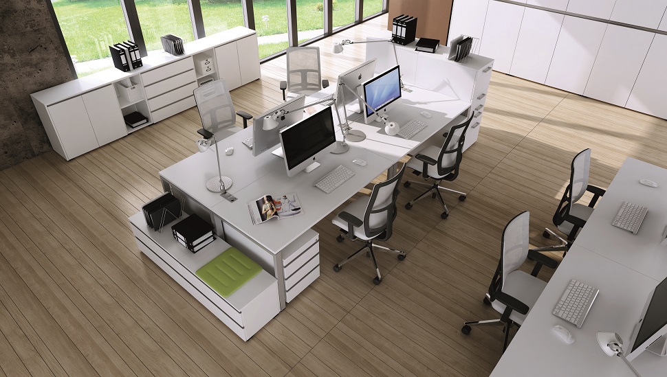 Open-Space-Büro mit 4er Bench-Arbeitsplätzen mit OKA Puron (Gestell: Höheneinstellbar mit N-Wange in Alusilber, Tischplatte: Perlweiß), OKA CompactContainern (Perlweiß) und OKA ModulLine Schränken (Perlweiß)