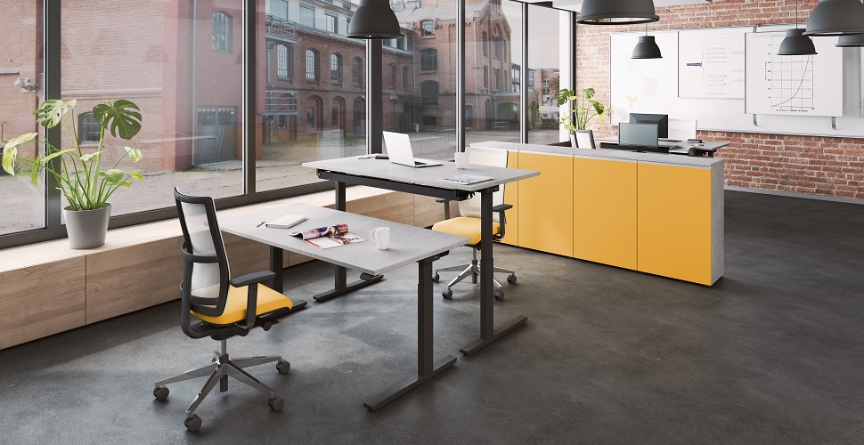 Desk: OKA EasyUp (frame: metal gray, table top: concrete decor), sideboard: OKA ModulLine (front: turmeric yellow, body: concrete decor), radiator cladding: Oak Lindberg